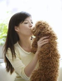 欧美女亲吻宠物图片,镜头下的宠物亲吻瞬间
